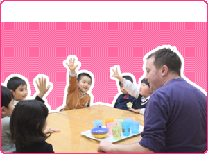 教室では英国出身の講師が本当の発音で教える！