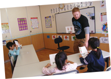 �v�����X�p�Ċw�@�@���V���Z�@�q�ǂ������Ɛ搶���b���Ă���ʐ^